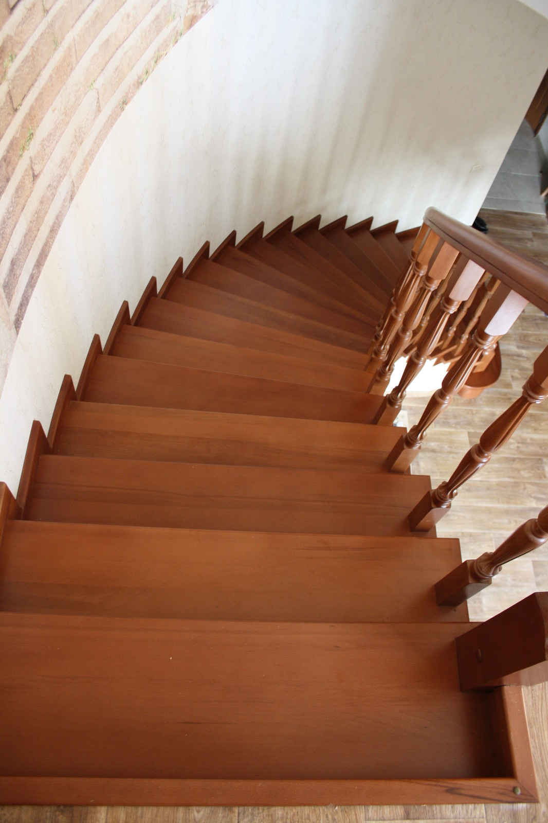 Винтовая лестница из бука