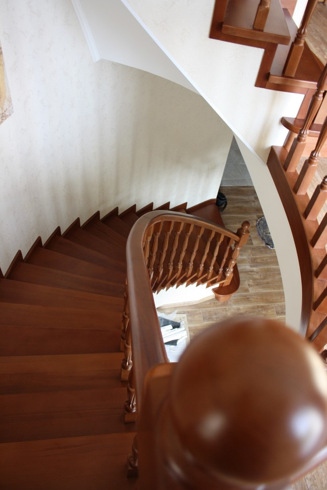 Винтовая лестница из бука