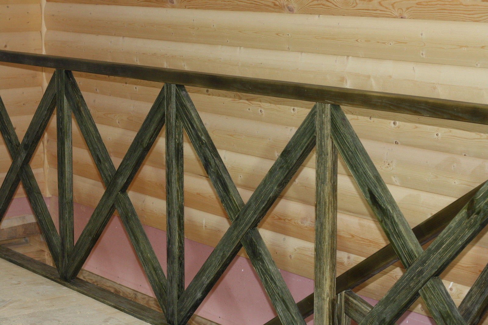 Лестница шале со старением, болотный цвет