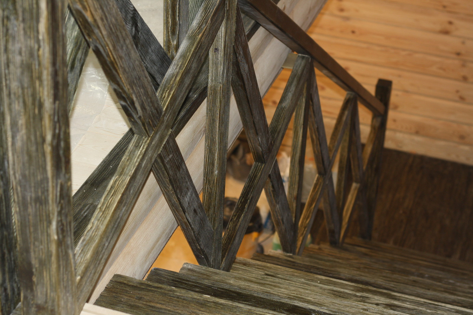 Лестница шале со старением, болотный цвет