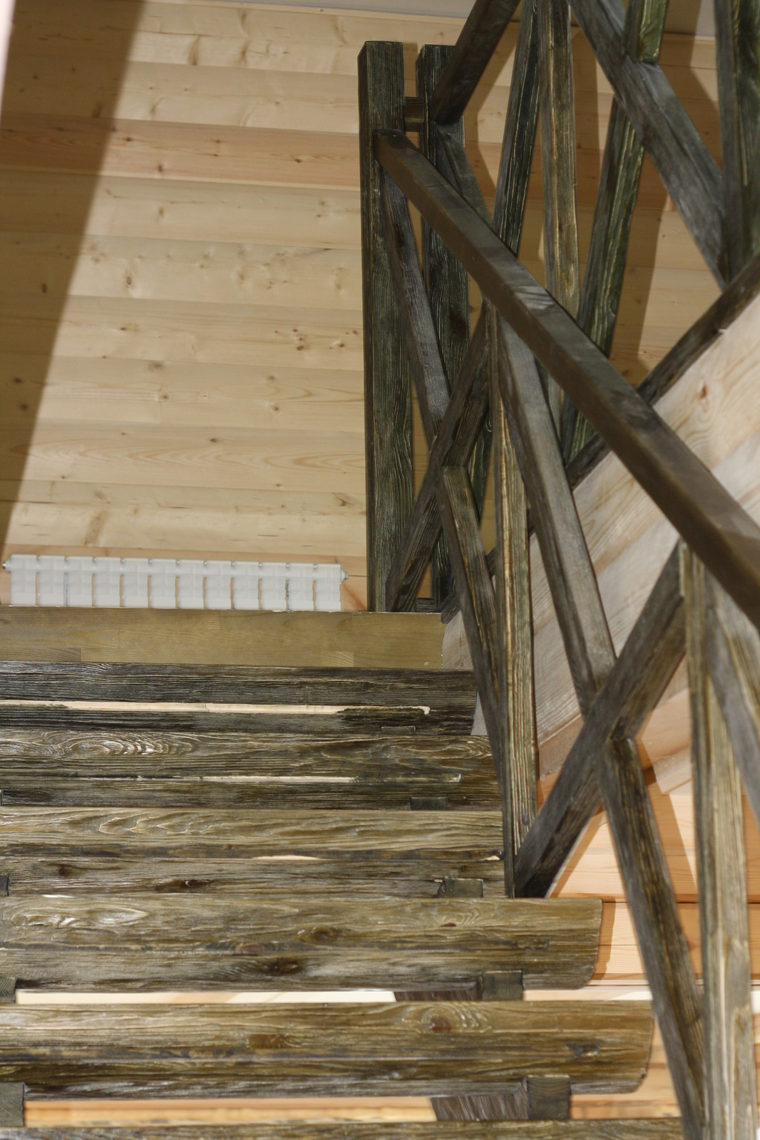 Лестница шале со старением, болотный цвет