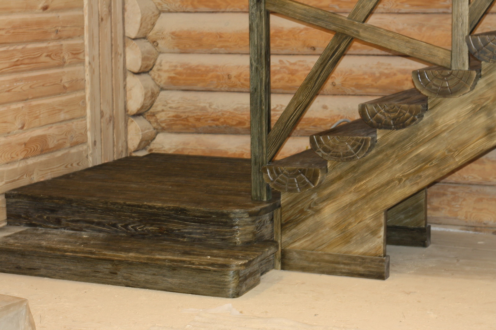 Лестница шале со старением, болотный цвет