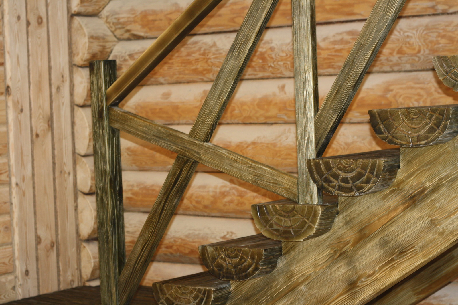 Лестница шале со старением, болотный цвет