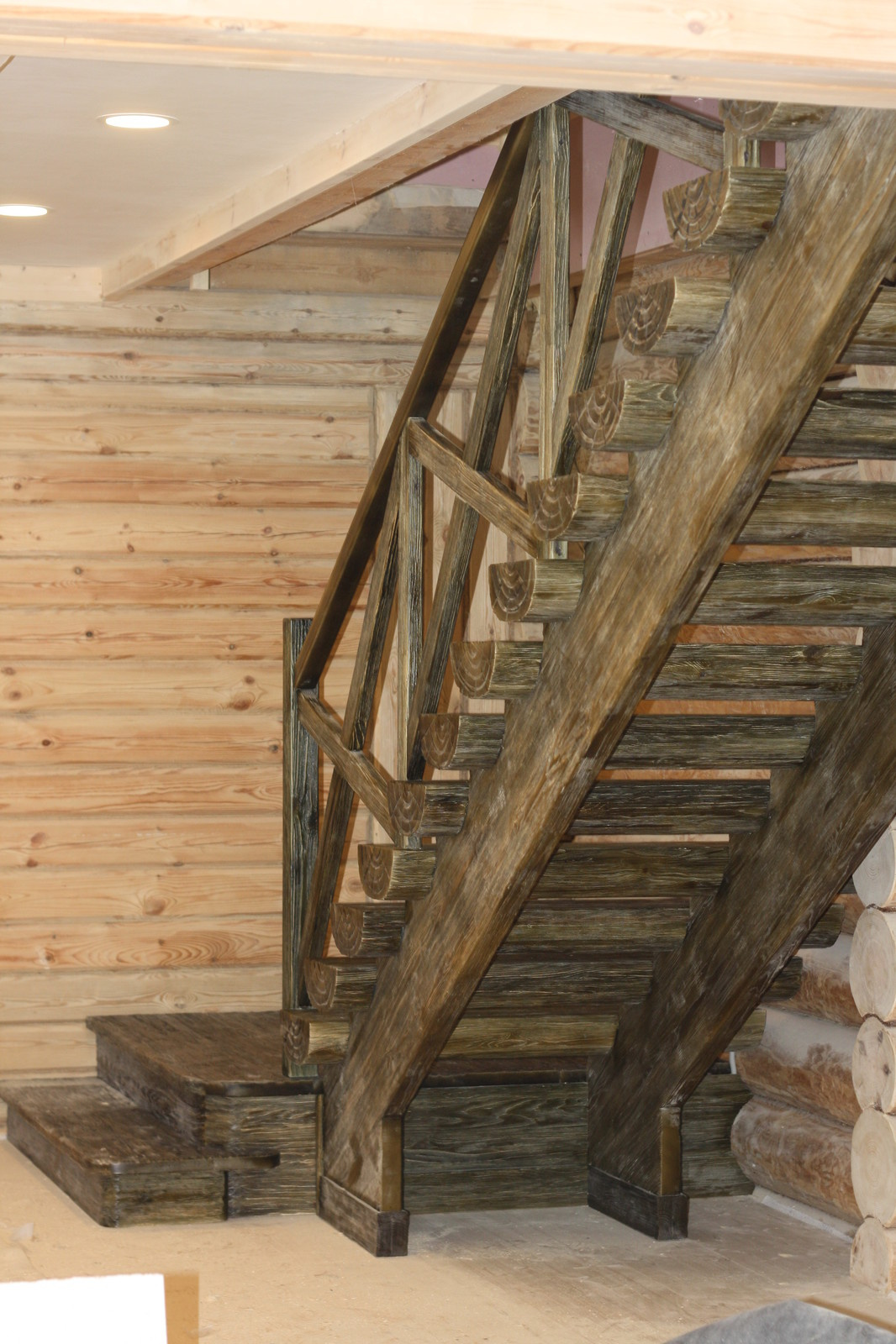 Лестница шале со старением, болотный цвет