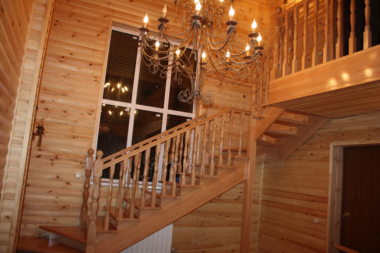 Буковая лестница в цвет дерева без подступят