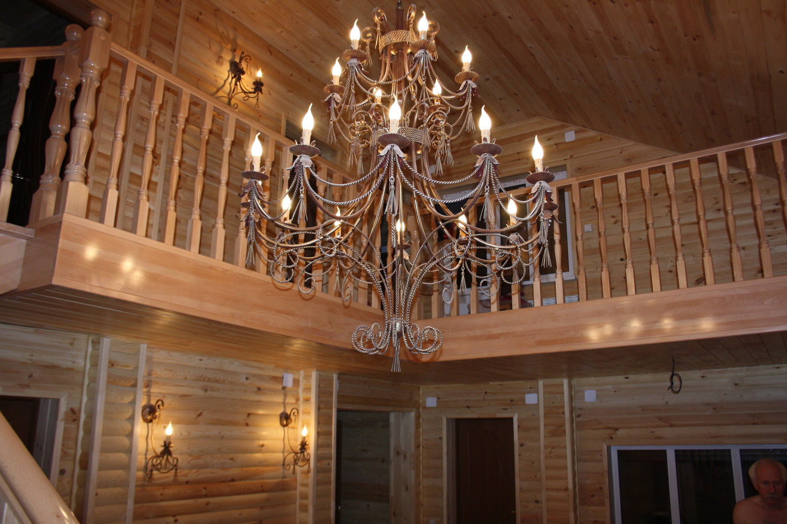 Буковая лестница в цвет дерева без подступят