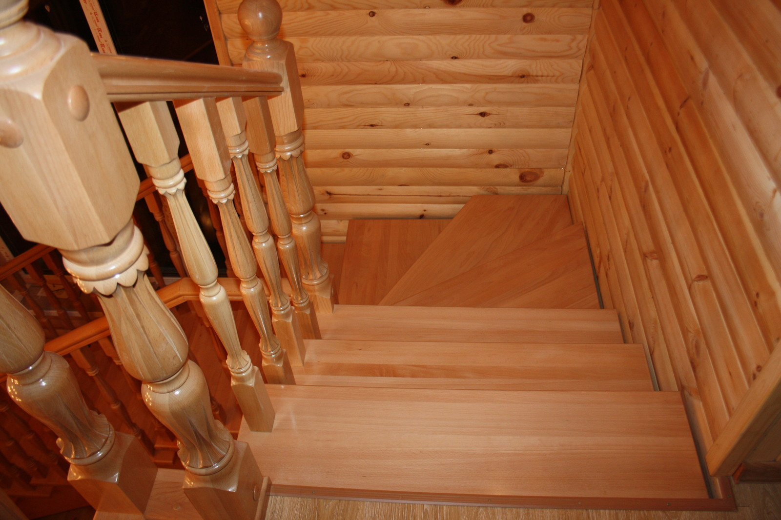 Буковая лестница в цвет дерева без подступят