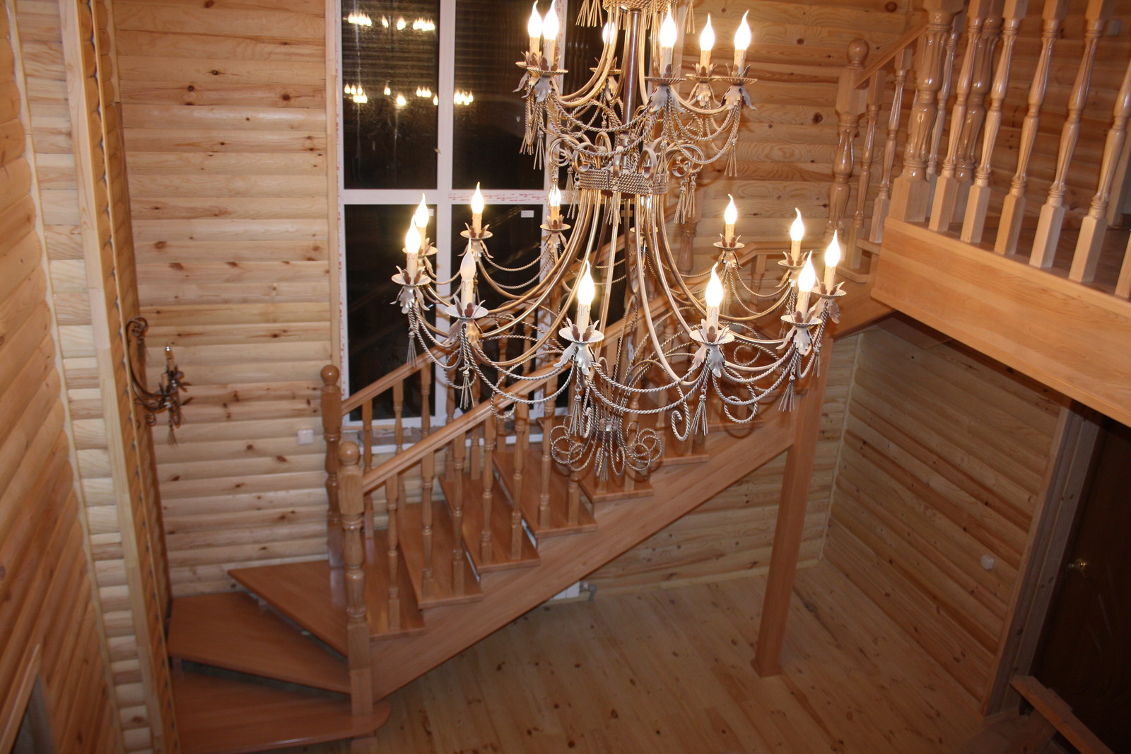 Буковая лестница в цвет дерева без подступят