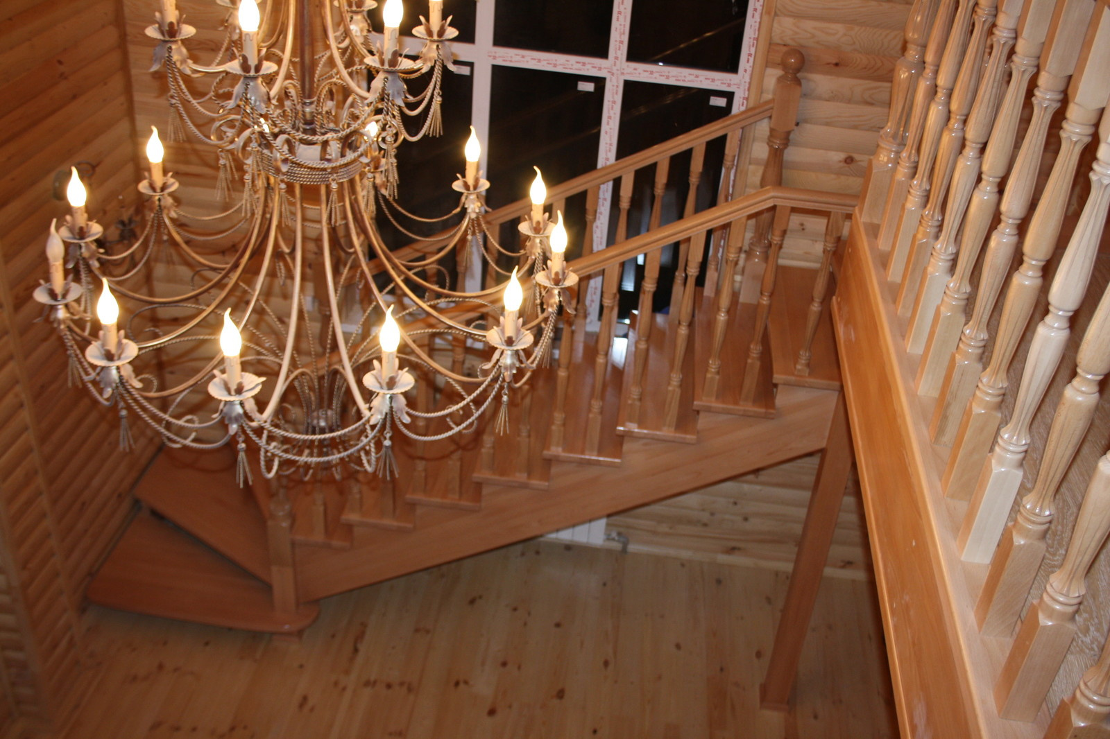 Буковая лестница в цвет дерева без подступят