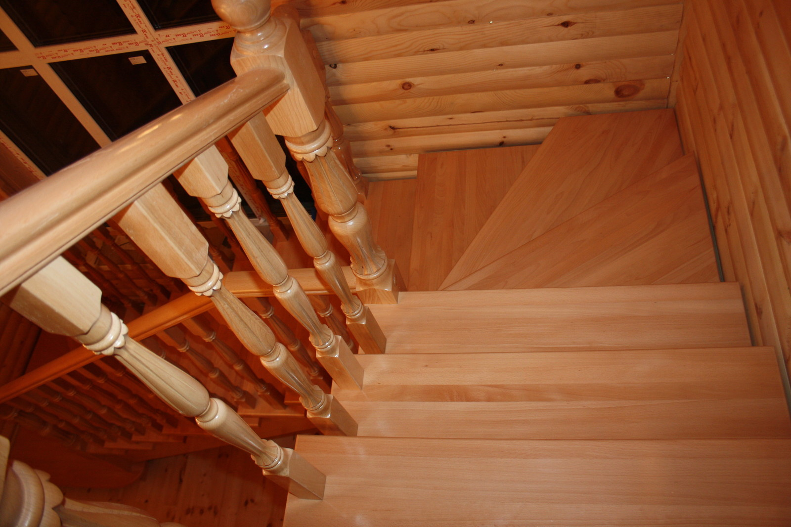 Буковая лестница в цвет дерева без подступят