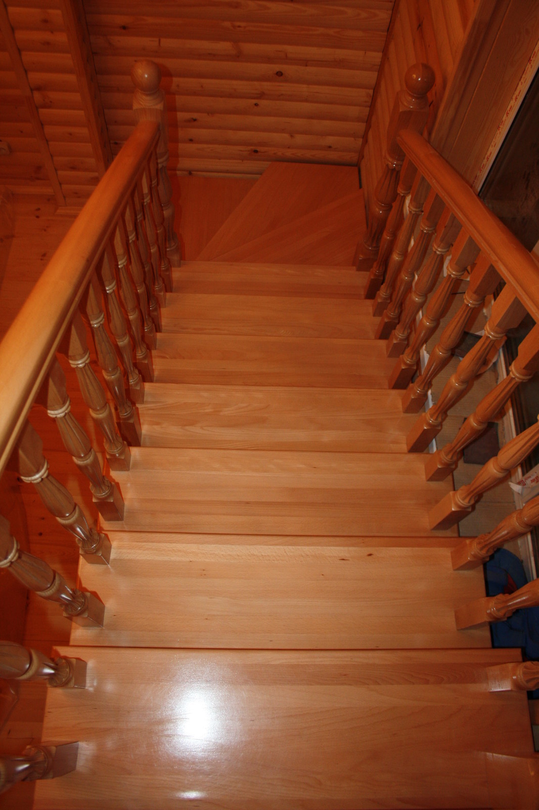 Буковая лестница в цвет дерева без подступят