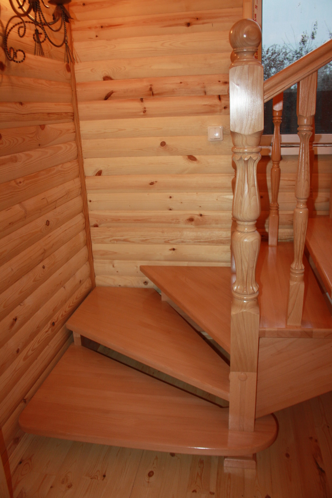 Буковая лестница в цвет дерева без подступят