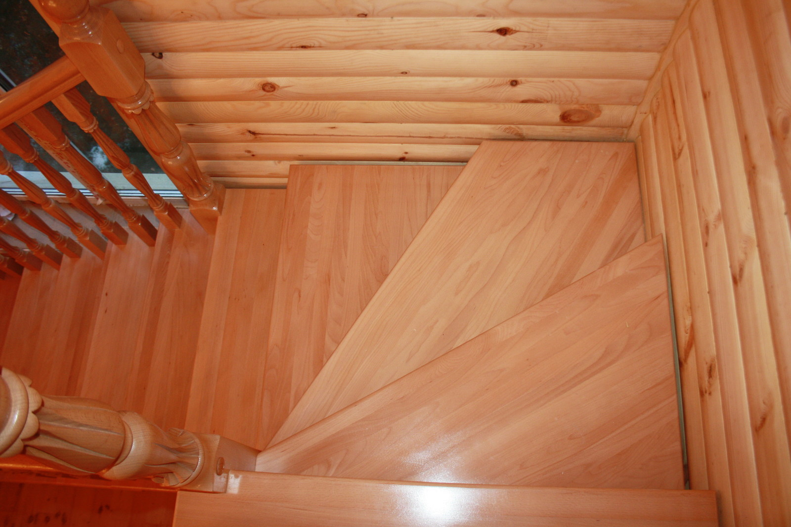 Буковая лестница в цвет дерева без подступят