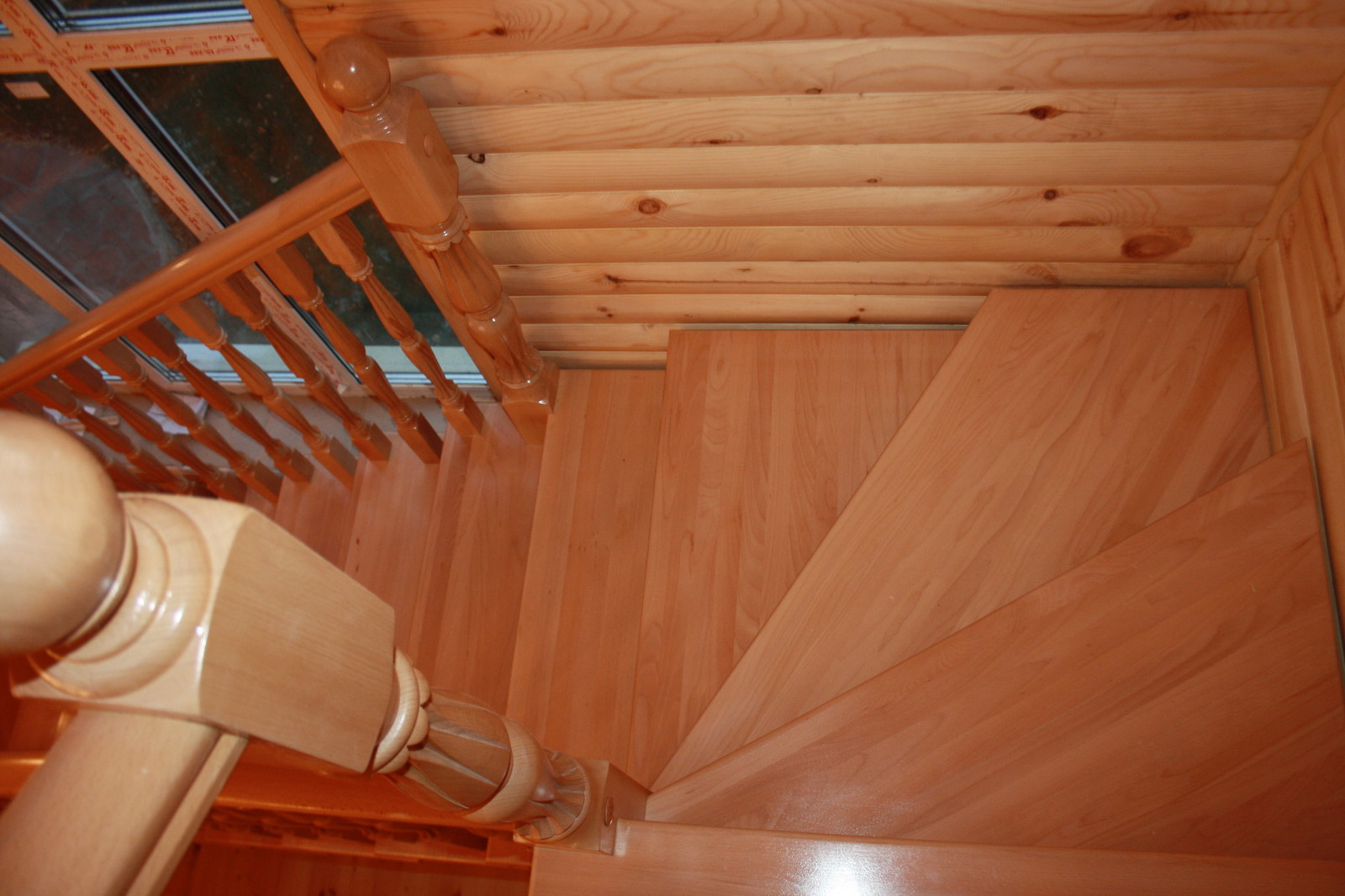 Буковая лестница в цвет дерева без подступят