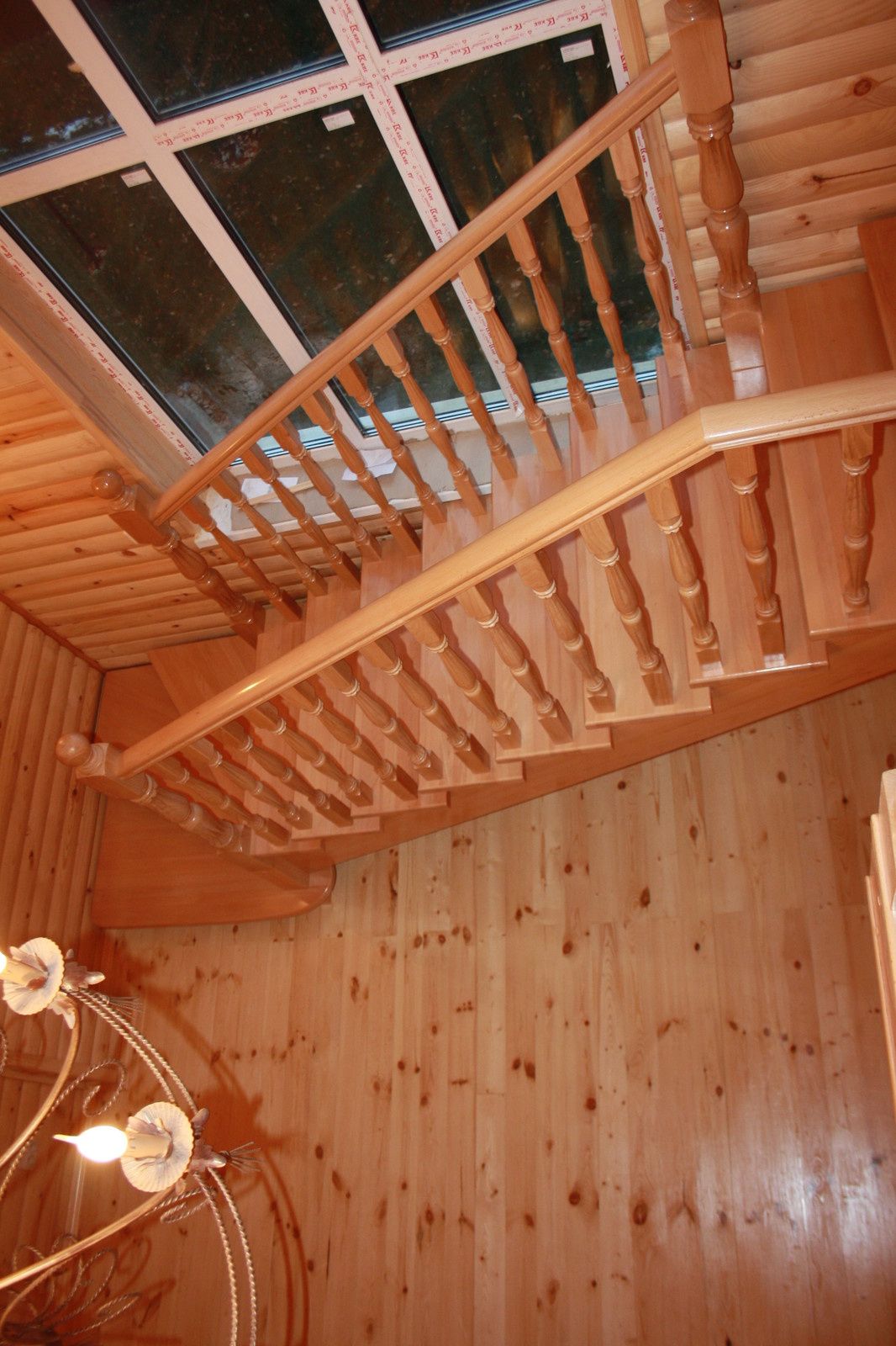 Буковая лестница в цвет дерева без подступят