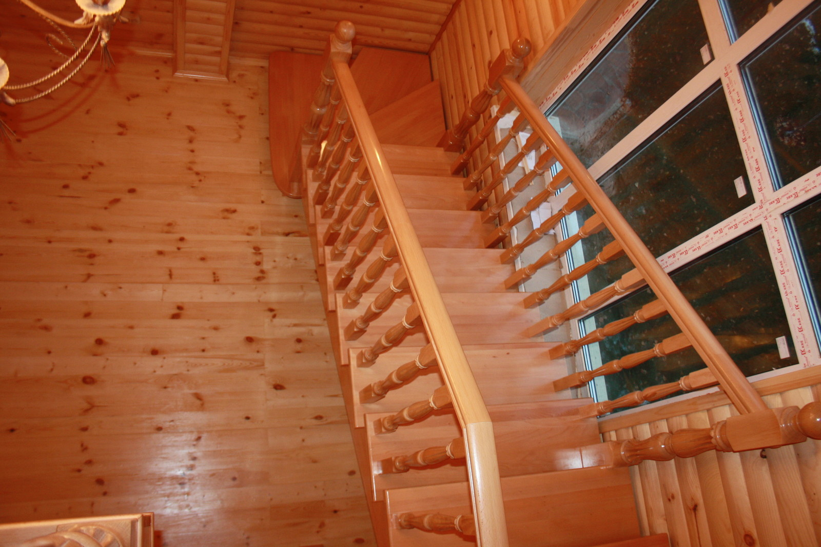 Буковая лестница в цвет дерева без подступят