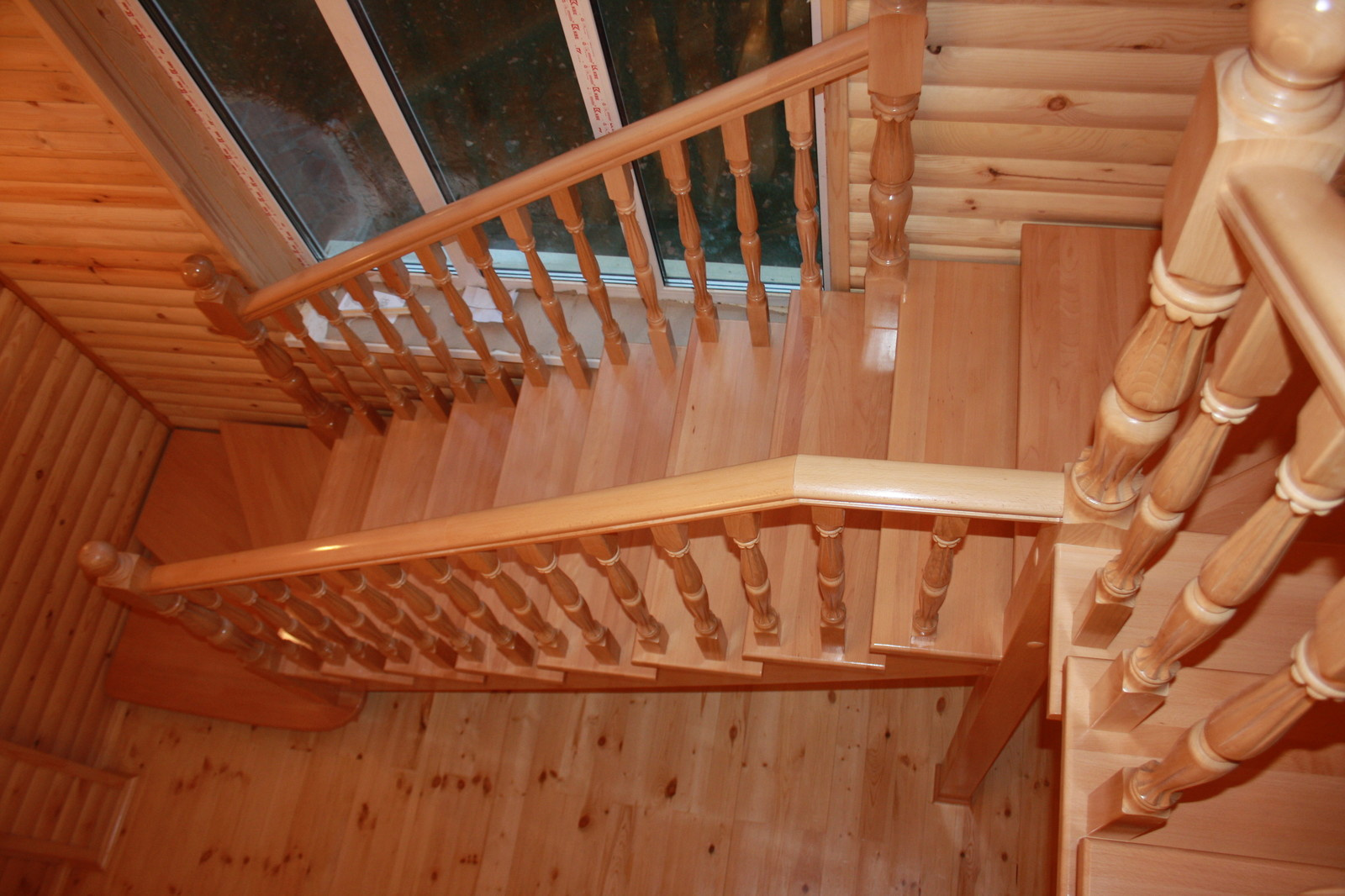 Буковая лестница в цвет дерева без подступят