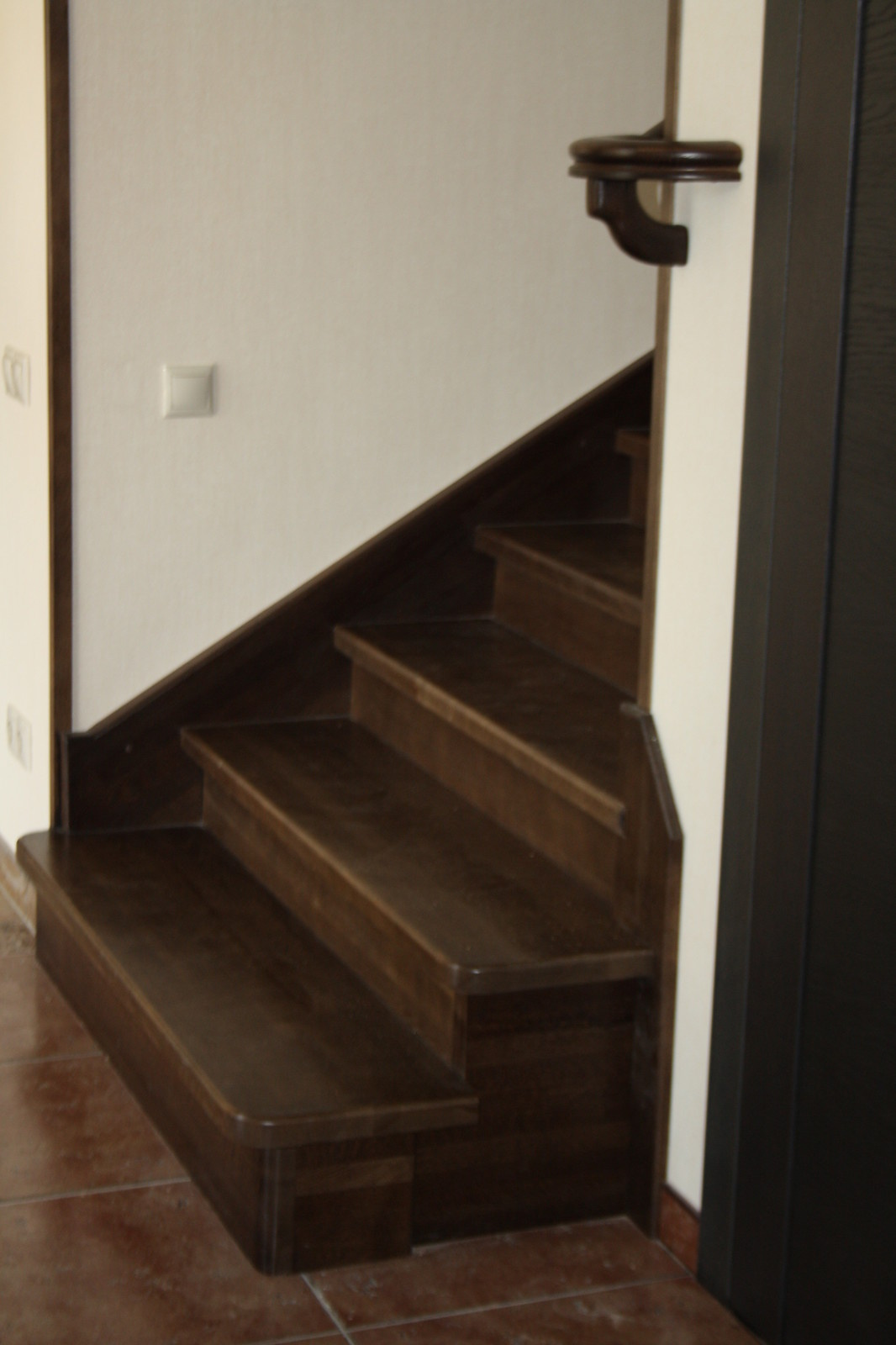 Дубовая лестница на бетонном основании