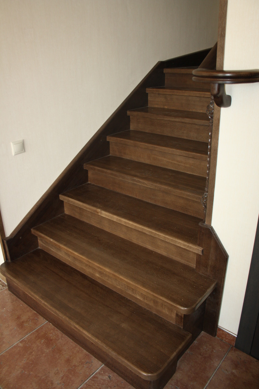 Дубовая лестница на бетонном основании
