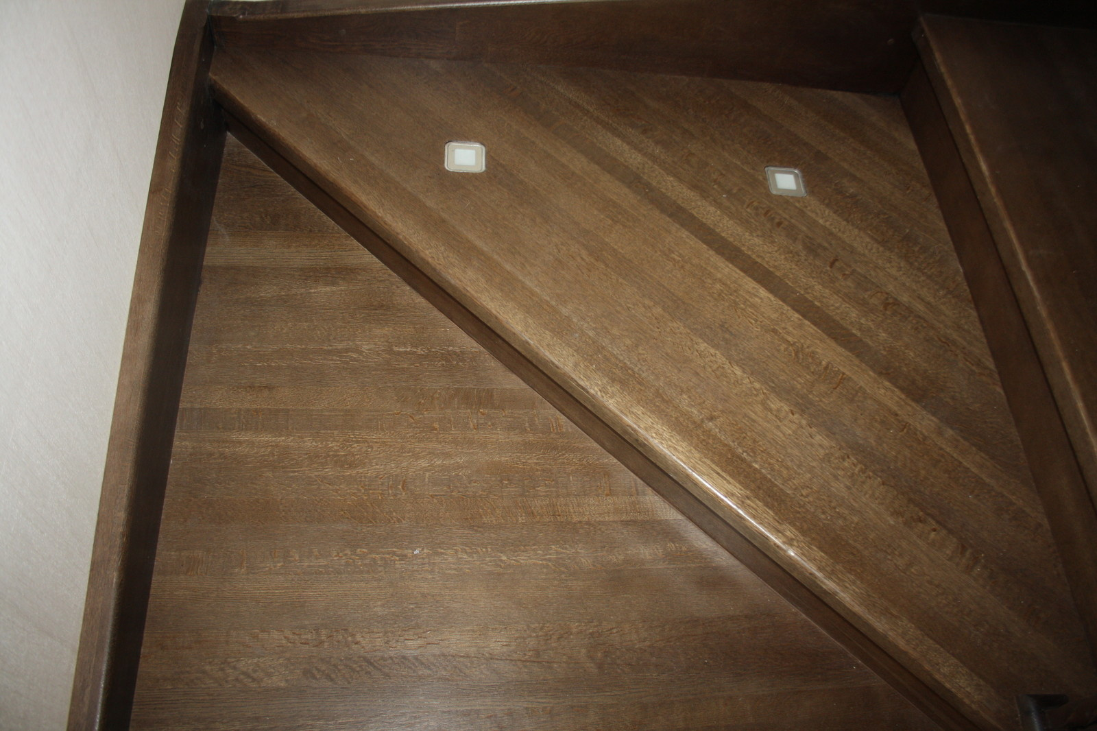 Дубовая лестница на бетонном основании