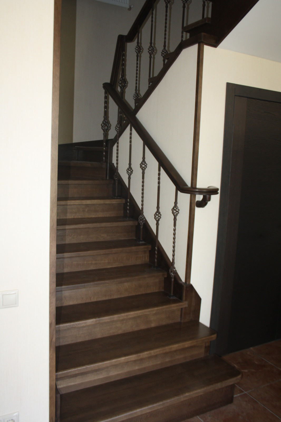 Дубовая лестница на бетонном основании