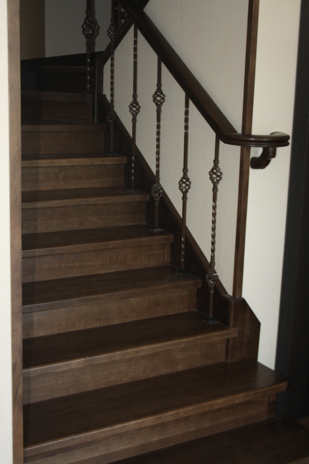 Дубовая лестница на бетонном основании