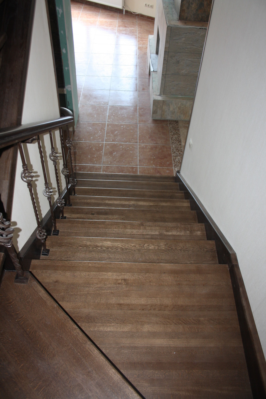 Дубовая лестница на бетонном основании