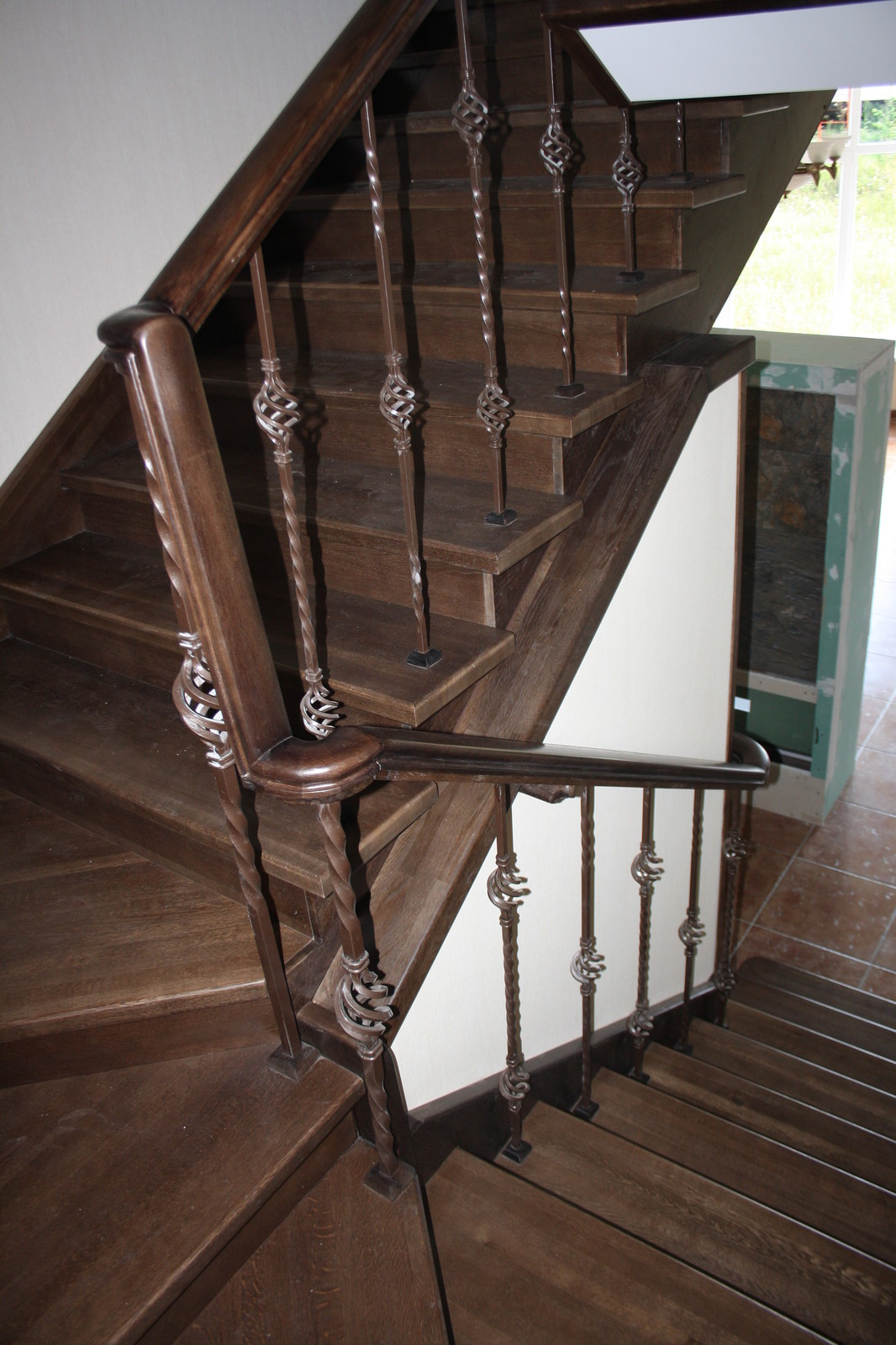 Дубовая лестница на бетонном основании