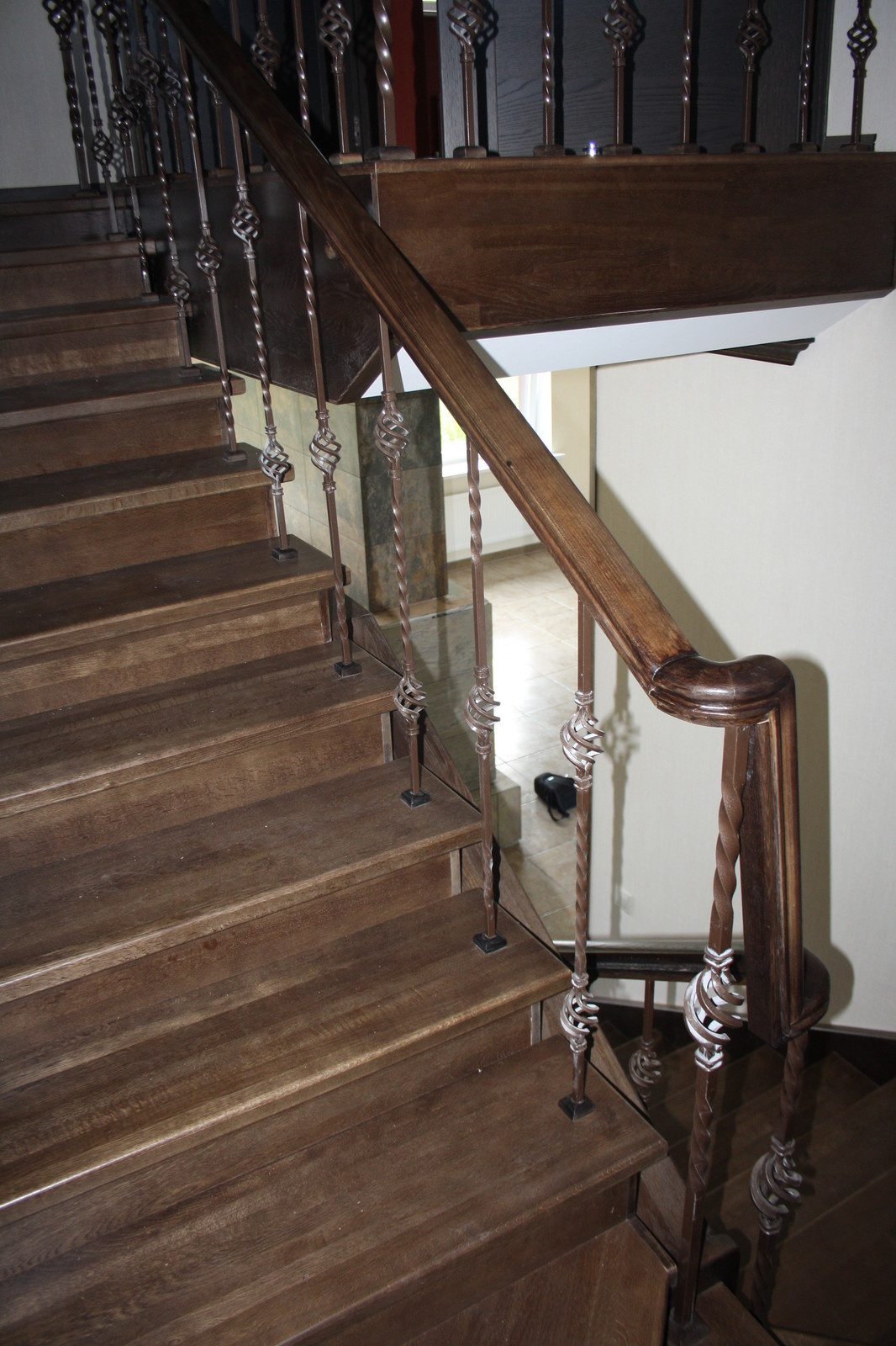 Дубовая лестница на бетонном основании