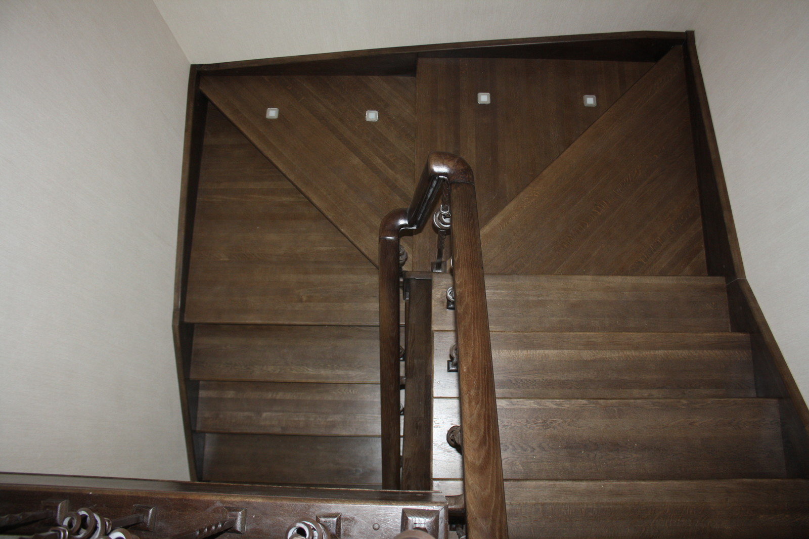 Дубовая лестница на бетонном основании