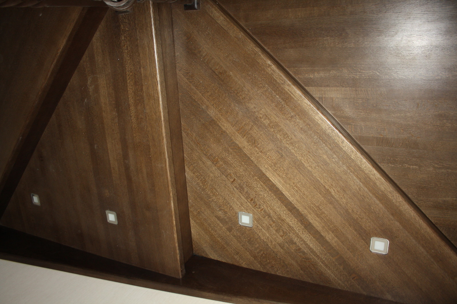 Дубовая лестница на бетонном основании