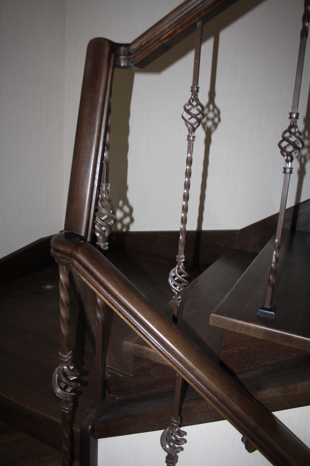 Дубовая лестница на бетонном основании