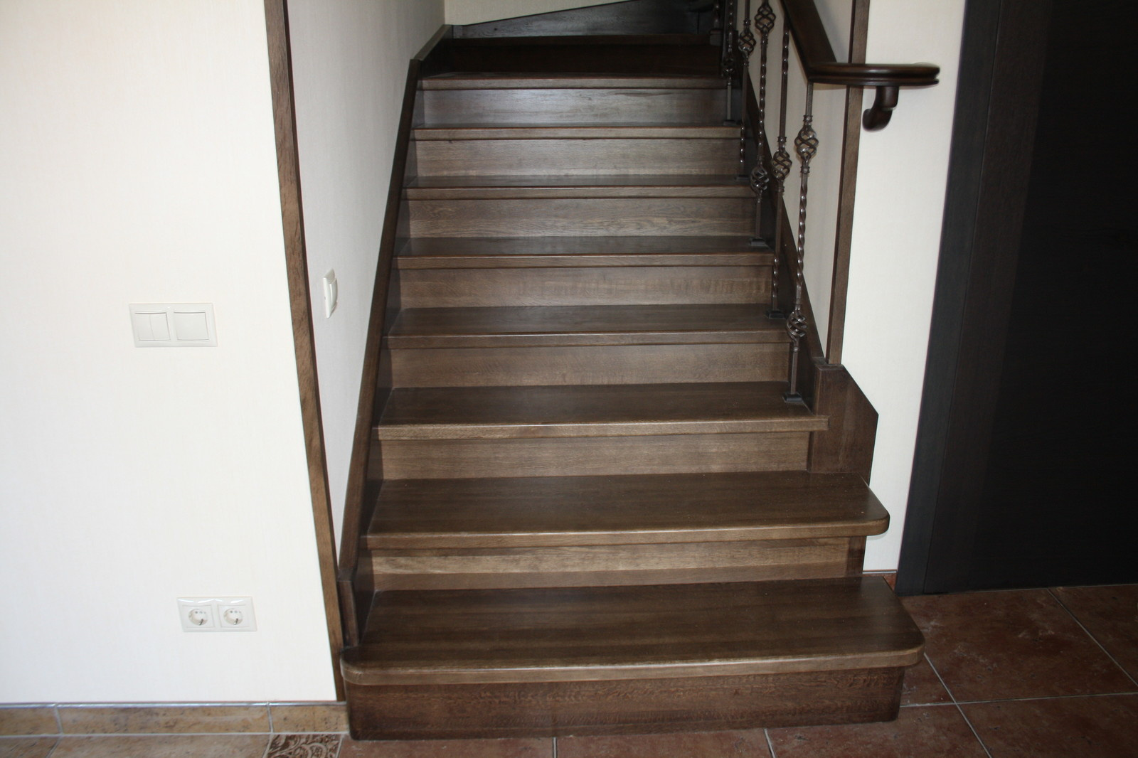 Дубовая лестница на бетонном основании