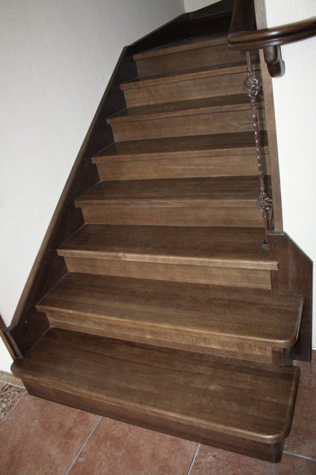 Дубовая лестница на бетонном основании