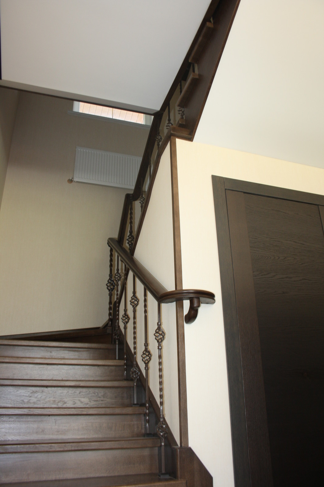 Дубовая лестница на бетонном основании