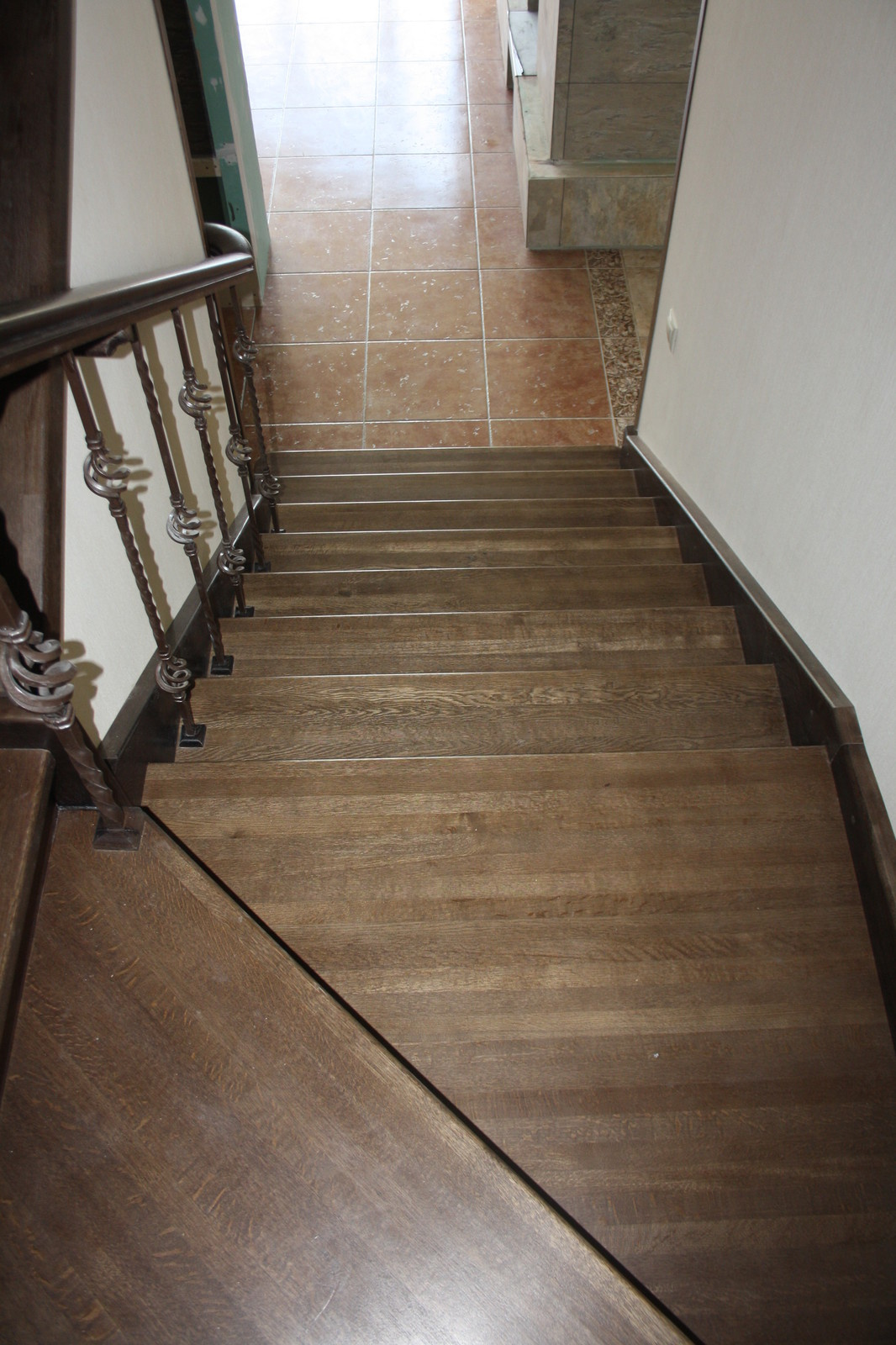 Дубовая лестница на бетонном основании