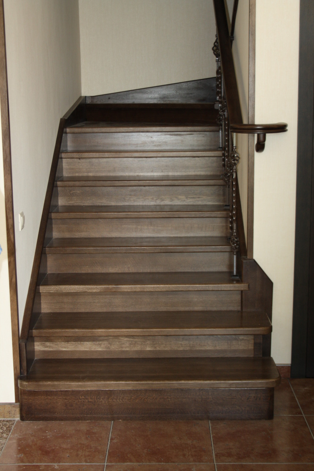 Дубовая лестница на бетонном основании