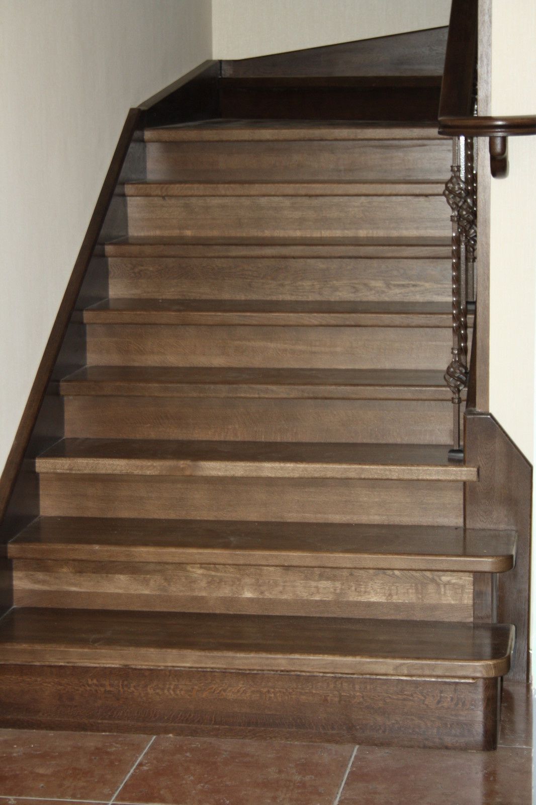 Дубовая лестница на бетонном основании