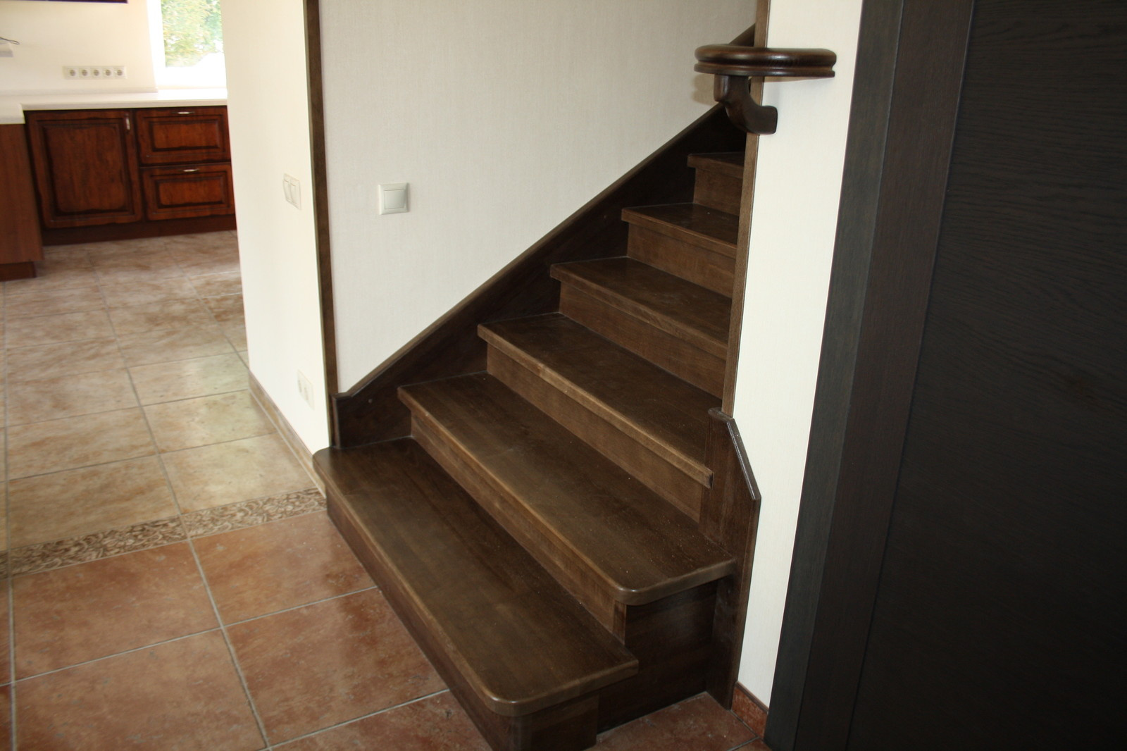 Дубовая лестница на бетонном основании