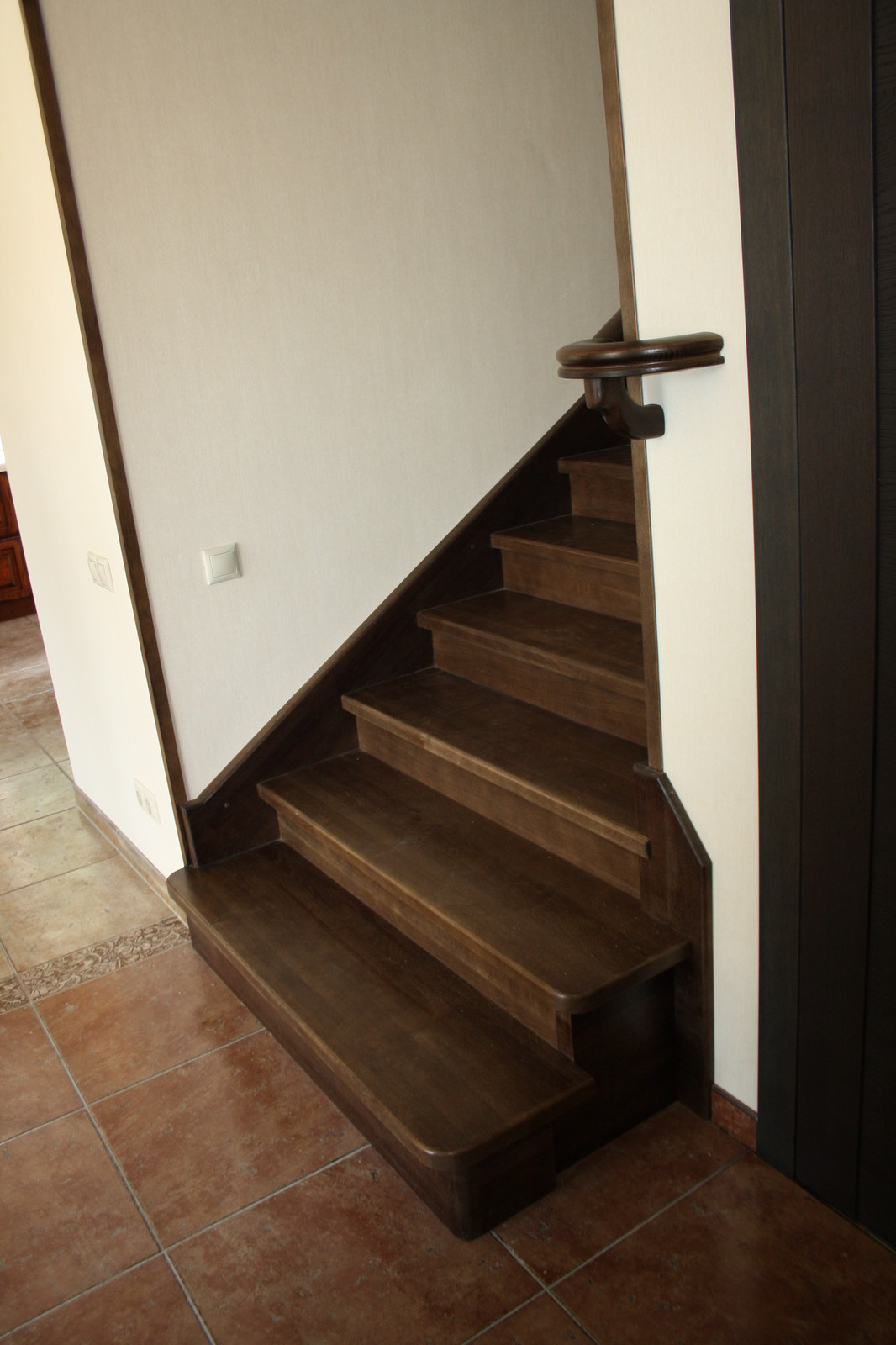 Дубовая лестница на бетонном основании