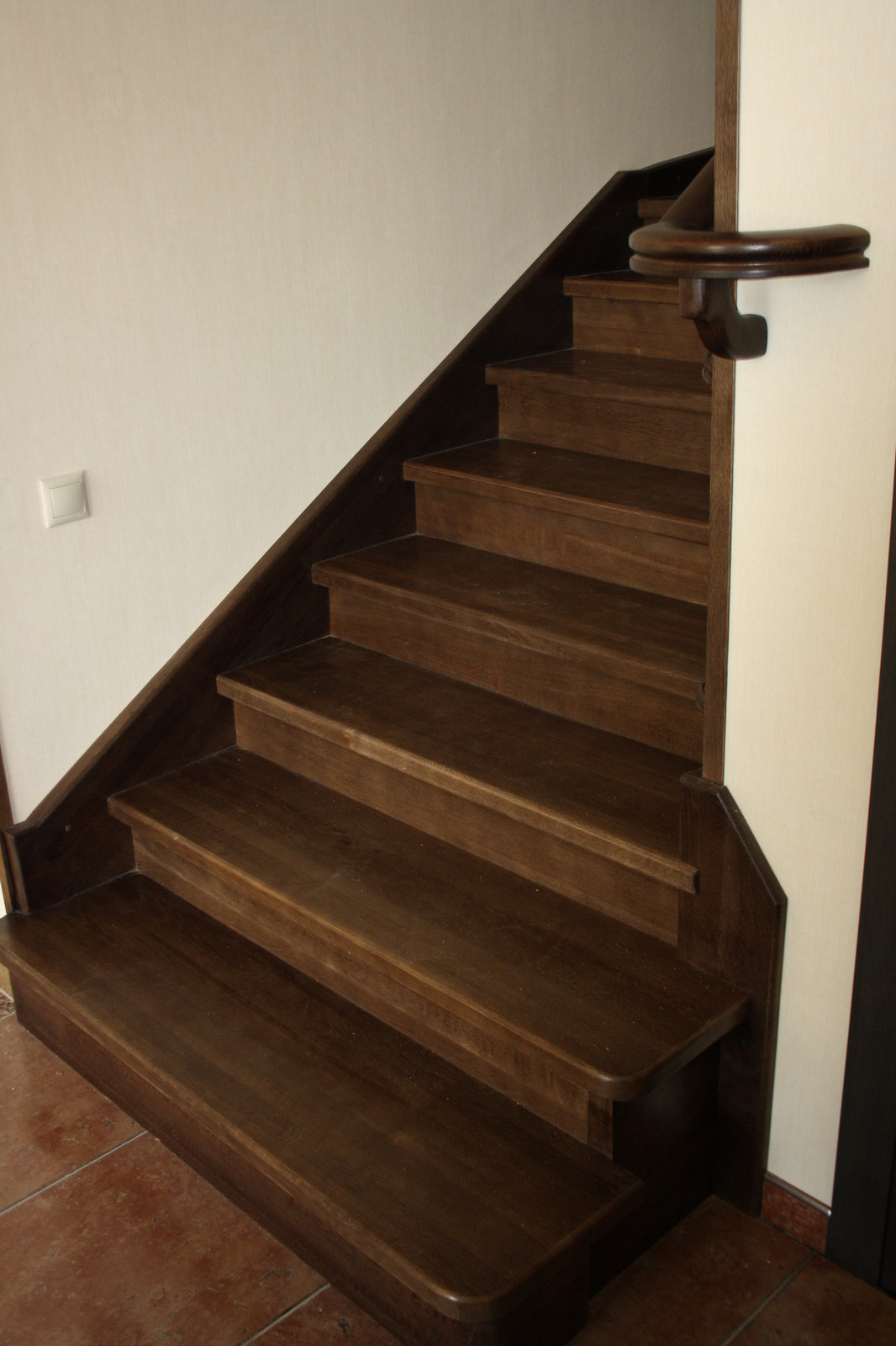 Дубовая лестница на бетонном основании