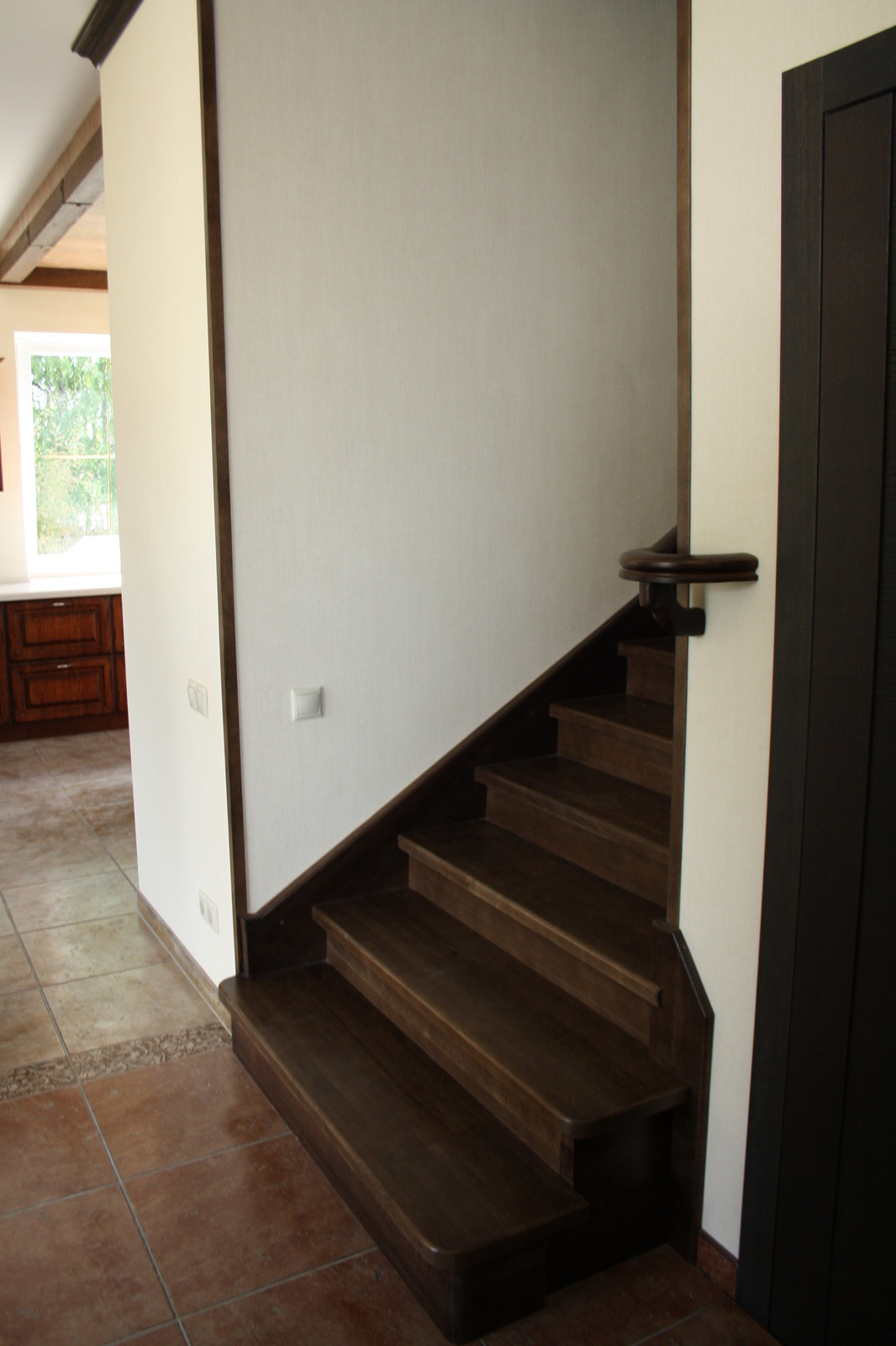 Дубовая лестница на бетонном основании