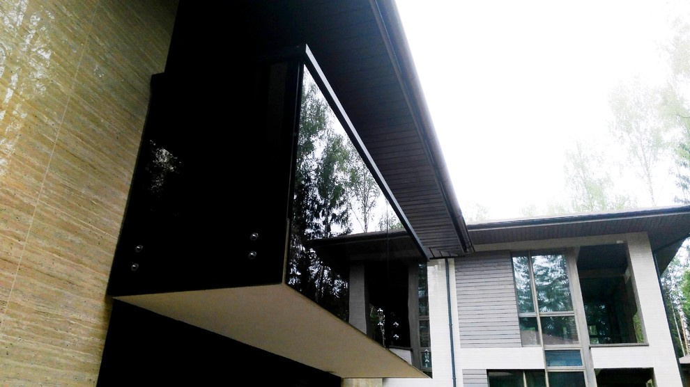 Перила из черного стекла