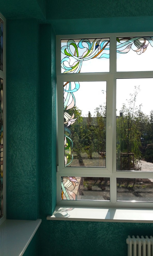 Витражи в различных техниках в одном коттедже