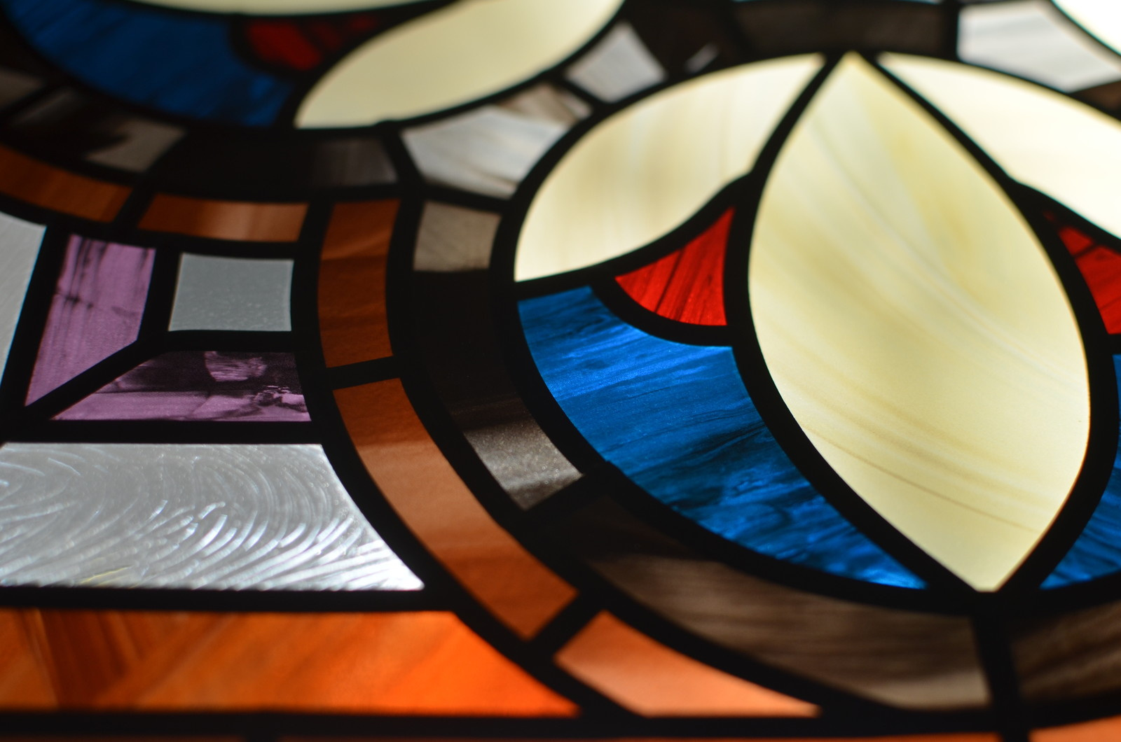 Витраж в готическом стиле