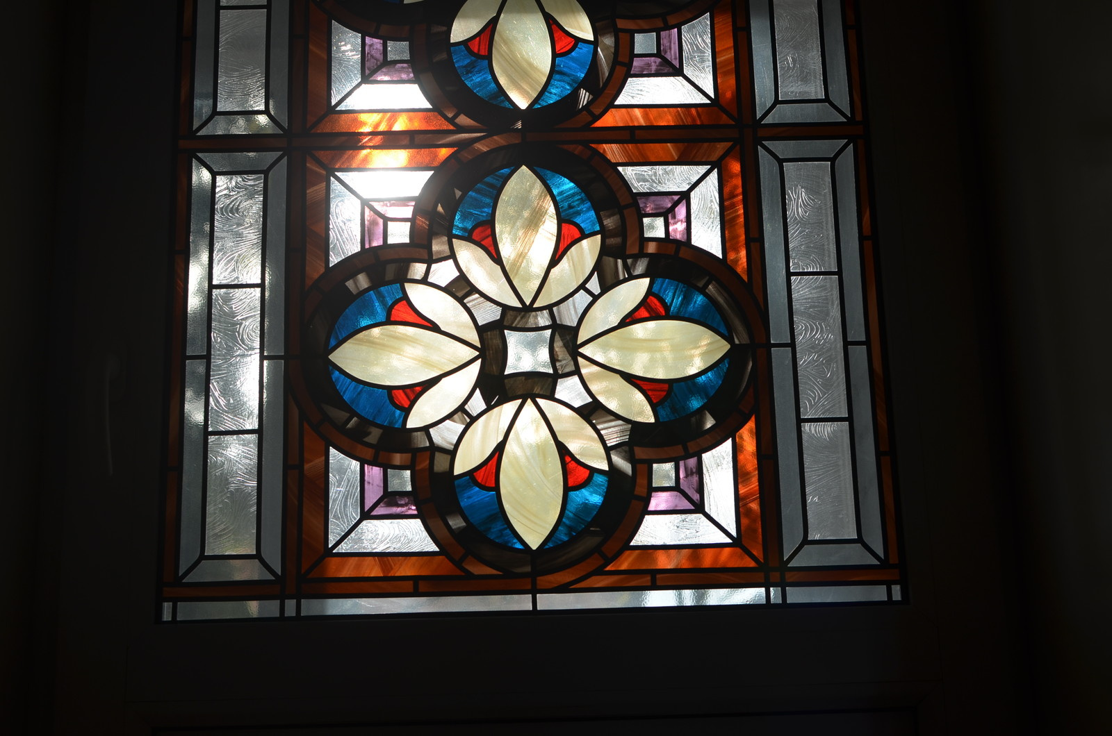 Витраж в готическом стиле