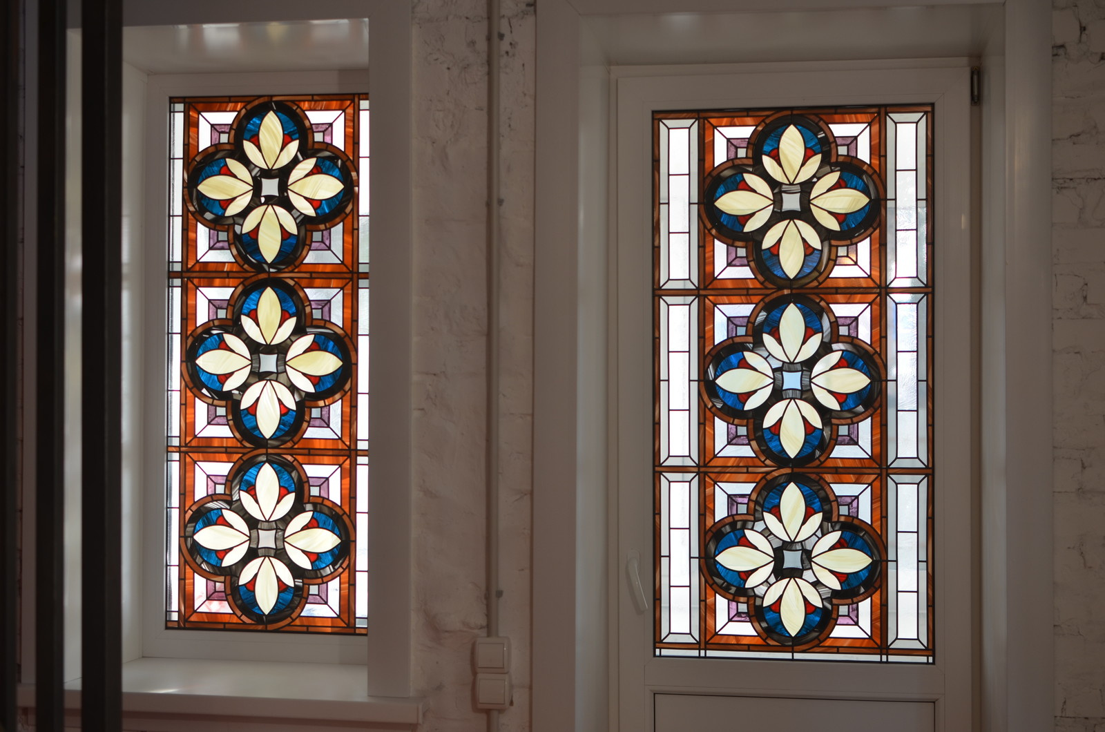 Витраж в готическом стиле