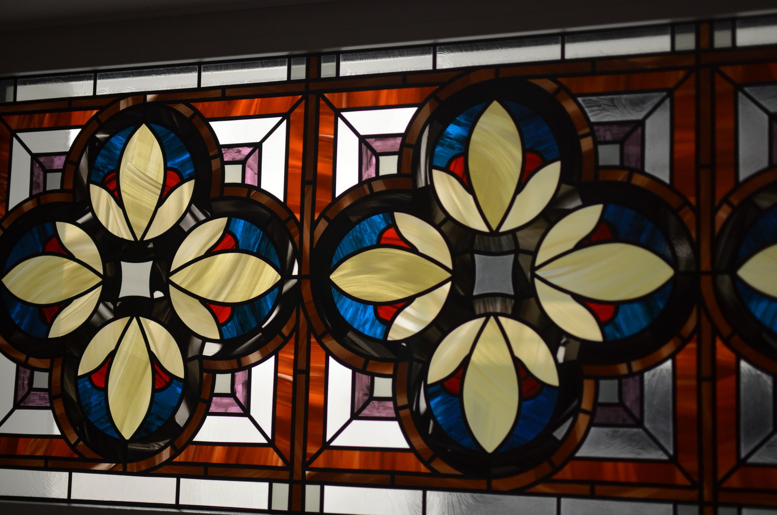 Витраж в готическом стиле