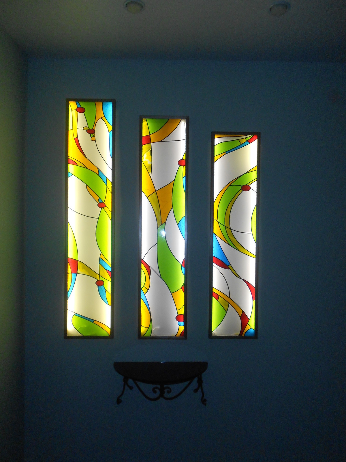 Витражи в нишах с подсветкой