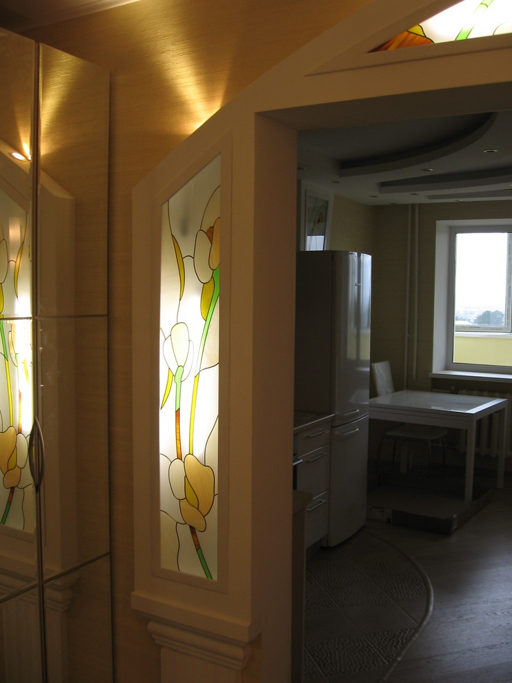 Витражи в нишах с подсветкой